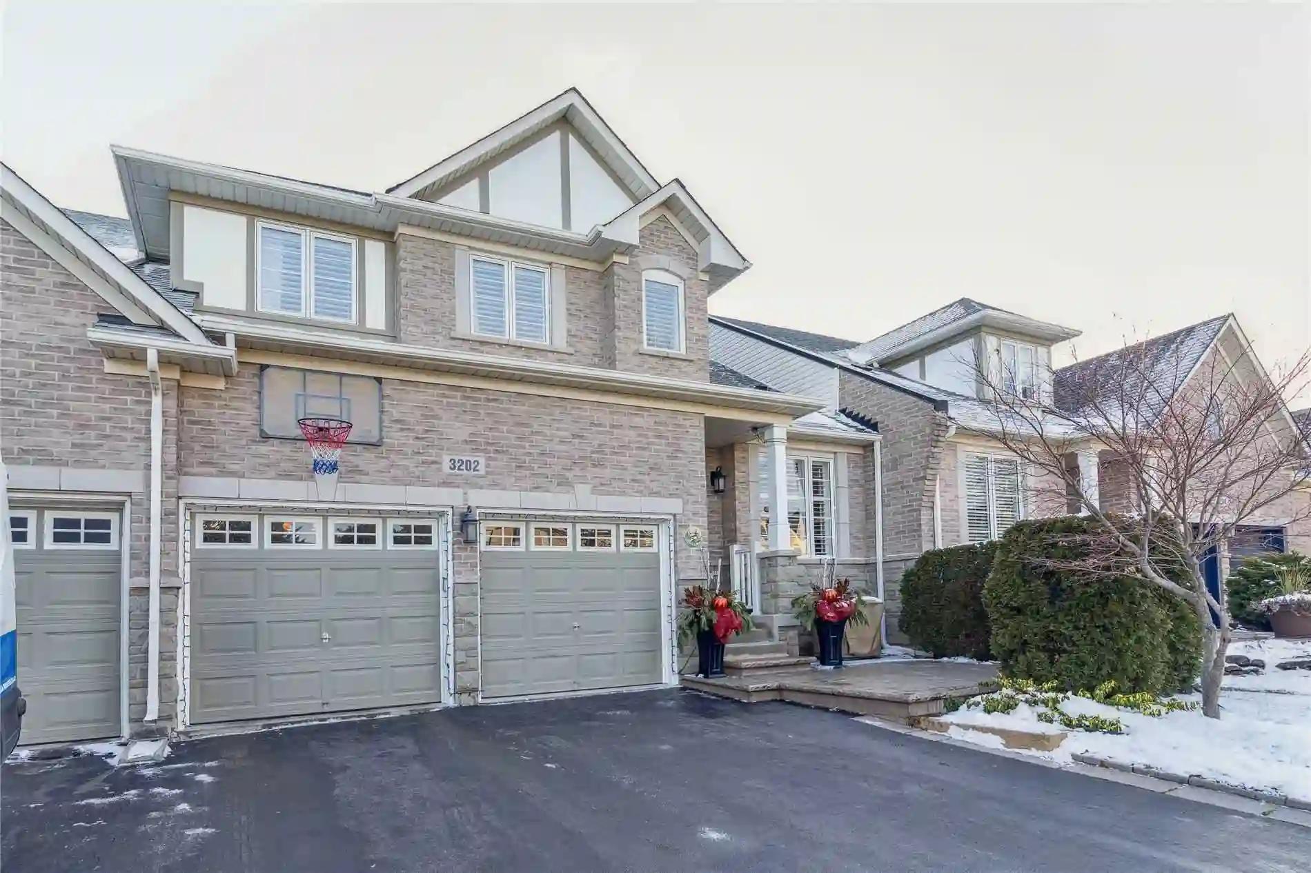 3202 Epworth Cres